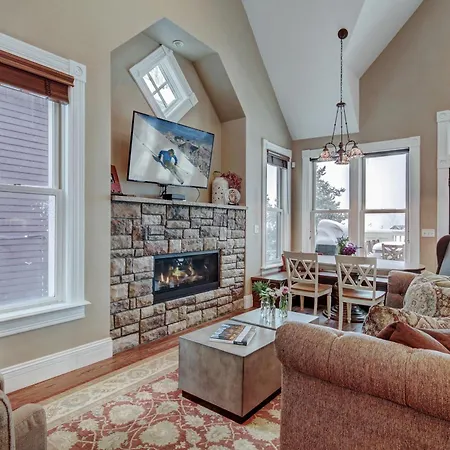 Ridge Street Lookout Holiday Home
